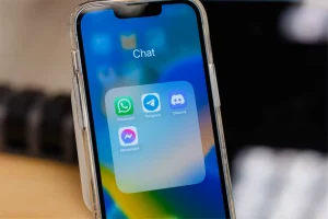 برنامه واتس اپ در تلفن همراه با چندین برنامه پیام رسان دیگر قابل مشاهده است.