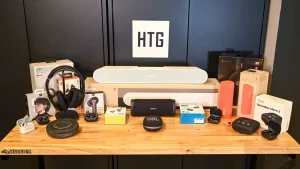 مجموعه ای از محصولات صوتی با نشان How-To Geek.