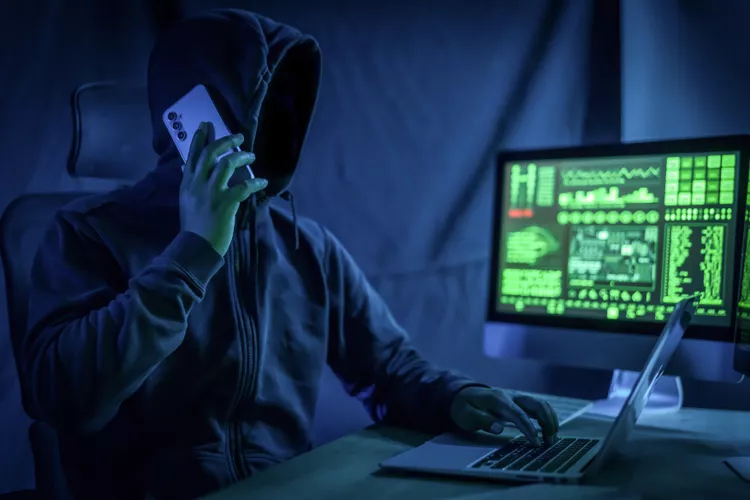 یک هکر در حال تماس