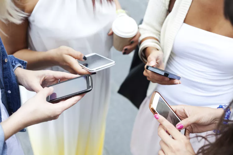 چند خانم در حال اشتراک گذاری فایل