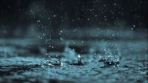 باران می بارد و از یک طبقه می پرد