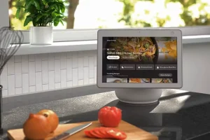 آمازون اکو نمایش 10 (نسل سوم) در آشپزخانه.
آمازون