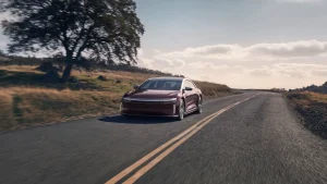 نمای کامل تست Lucid Air Grand Touring در یک مسیر مسابقه.
لوسید موتورز