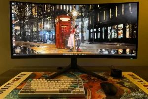 دسکتاپ کامپیوتر روی مانیتور بازی منحنی فوق عریض.