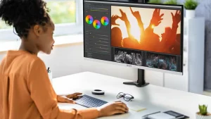 msi modern md272upsw روی میز که توسط یک زن برای ویرایش یک ویدیو استفاده می شود. MSI