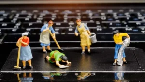 مجسمه های پلاستیکی در حال تمیز کردن لپ تاپ