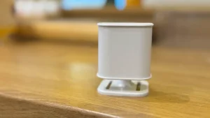 حسگر حضور همه چیز Presence Lite mmWave روی سطح کار.