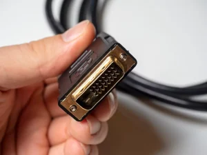 دستی که کابل DVI را در دست دارد.