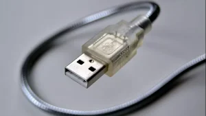 نمای نزدیک کانکتور کابل USB-A با پوشش نیمه شفاف.