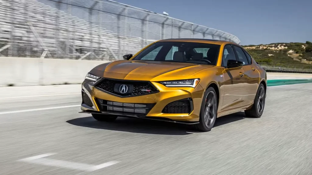 نمای 3/4 جلوی یک Acura TLX Type S مدل 2023 در یک مسیر مسابقه.
آکورا