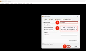 «حالت ضبط»، دستگاههای خروجی ویدیو و صدا، و «پخش» در پنجره «باز کردن رسانه» برجسته شده است.