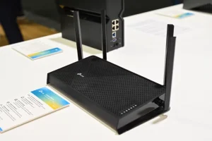 یک روتر با چهار آنتن که روی یک میز قرار گرفته است.