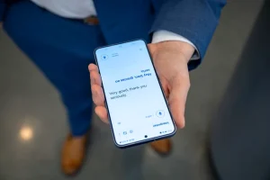 شخصی که از حالت مترجم در Samsung Galaxy S24 استفاده می کند.