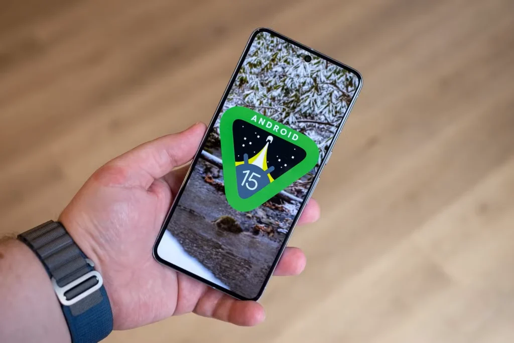 شخصی که یک Google Pixel 8 Pro را در دست دارد که نشان‌واره Android 15 را نشان می‌دهد.
