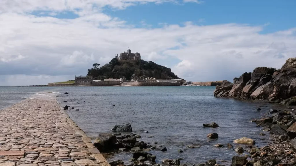 یک عکس منظره با سوژه در پسزمینه.