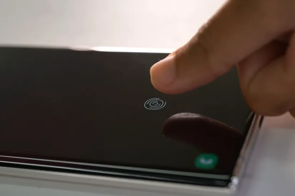 شخصی که سعی می‌کند قفل تلفن گلکسی خود را با اثر انگشت باز کند