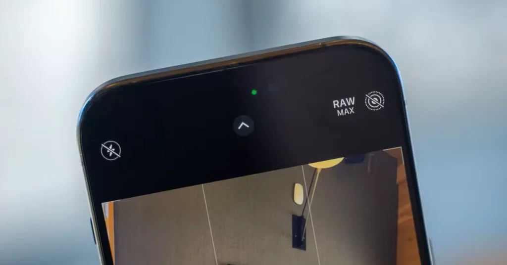 فعال کردن ProRAW Max در برنامه دوربین آیفون ۱۵ پرو.