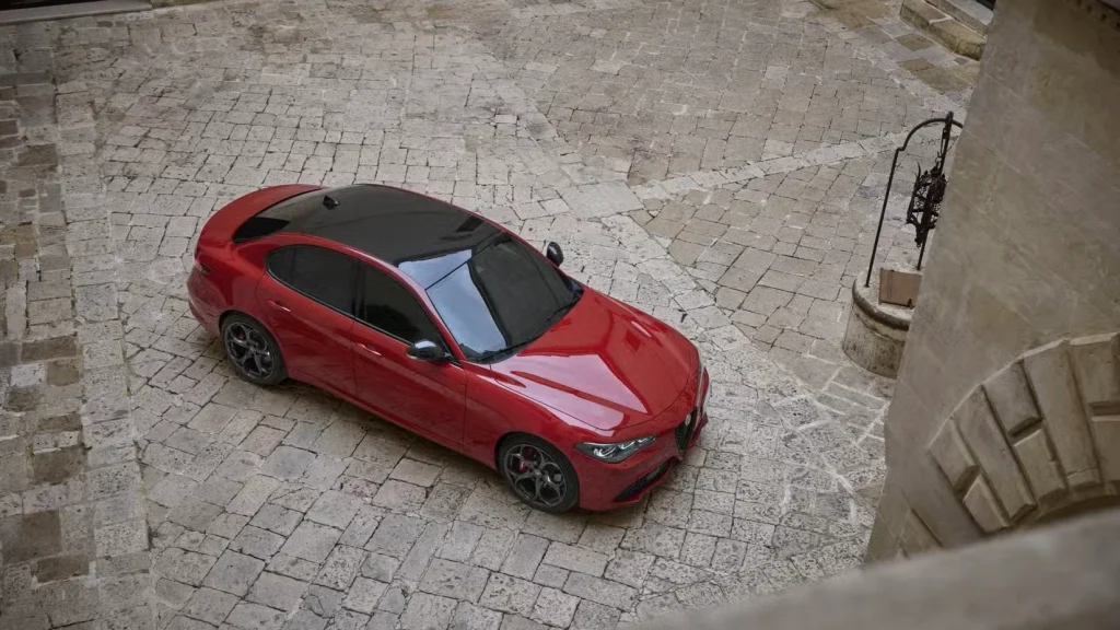 نمای بالا به پایین آلفارومئو جولیا 2025