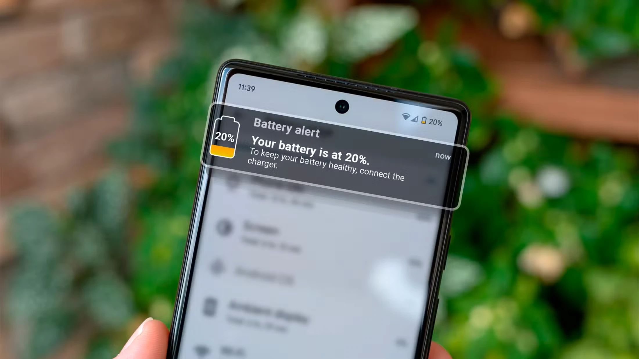 یک تلفن اندرویدی با هشدار باتری