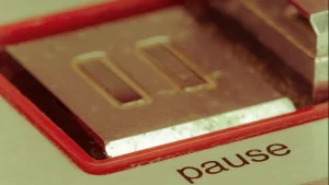 نزدیک دکمه مکث از یک نوار نوار قدیمی.