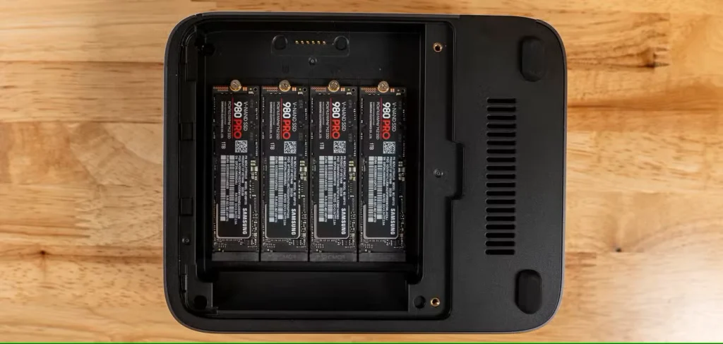 چند SSD NVMe در یک محفظه.