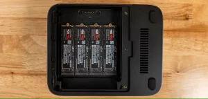 چند SSD NVMe در یک محفظه.