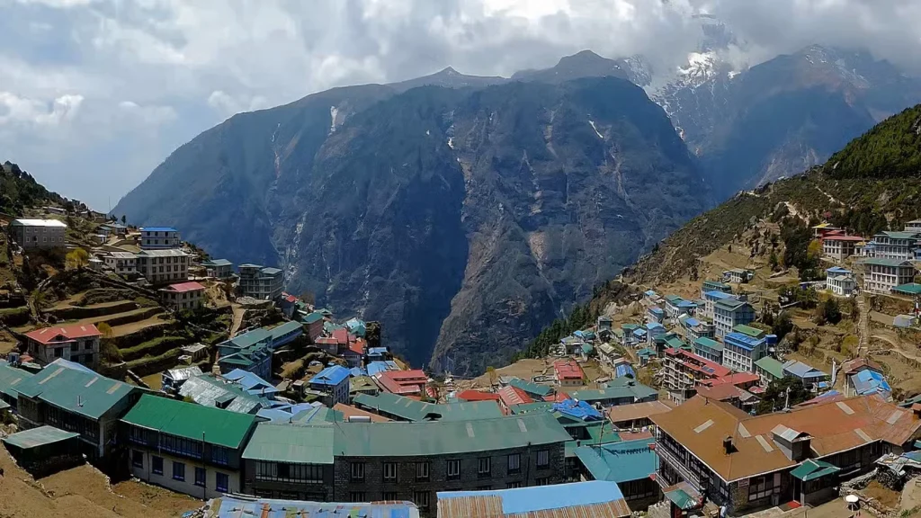 پرسپکتیوی مرتفع از نامچه بازار، نپال.