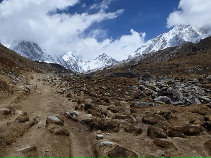 عکسی از هیمالیا که خطوط هدایتگر را نشان میدهد.