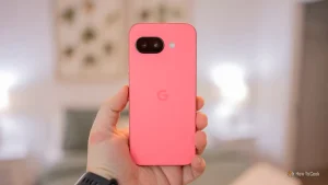 شخصی که Google Pixel 9a را در دست دارد و پشت تلفن را نشان می‌دهد.