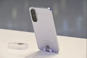 سامسونگ گلکسی A56 یک پایه قرار داده است که سیستم دوربین و پشت شیشه ای خود را نشان می دهد