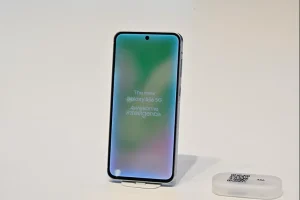 سامسونگ گلکسی A56 یک پایه برای نمایش صفحه نمایش خود قرار داده است