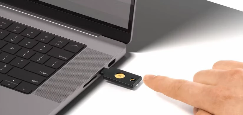 کلید امنیتی فیزیکی در رایانه قرار داده می‌شود.