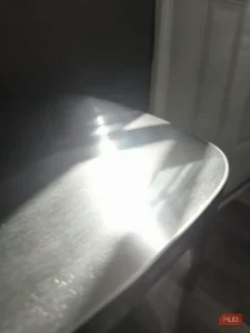 بالای سطل زباله فلزی که خورشید از آن منعکس می‌شود - HDR غیرفعال است