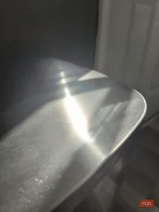 بالای یک سطل زباله فلزی که خورشید از آن منعکس می‌شود - HDR فعال است