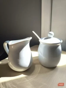 یک لیوان روی یک ریل چوبی با خورشید و آسمان آبی پشت آن - HDR غیرفعال است