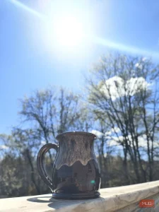 یک ست شکر و کرم سرامیکی سفید که در زیر نور مستقیم خورشید قرار گرفته است - قابلیت HDR