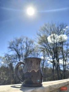 ست شکر و کرم سرامیکی سفید که در زیر نور مستقیم خورشید قرار دارد—HDR غیرفعال است