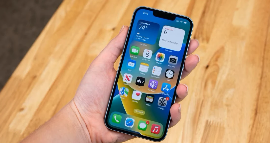 یک ایفون در دست شخصی