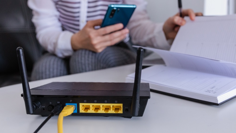 یک مودم در کنار یک لپ تاپ