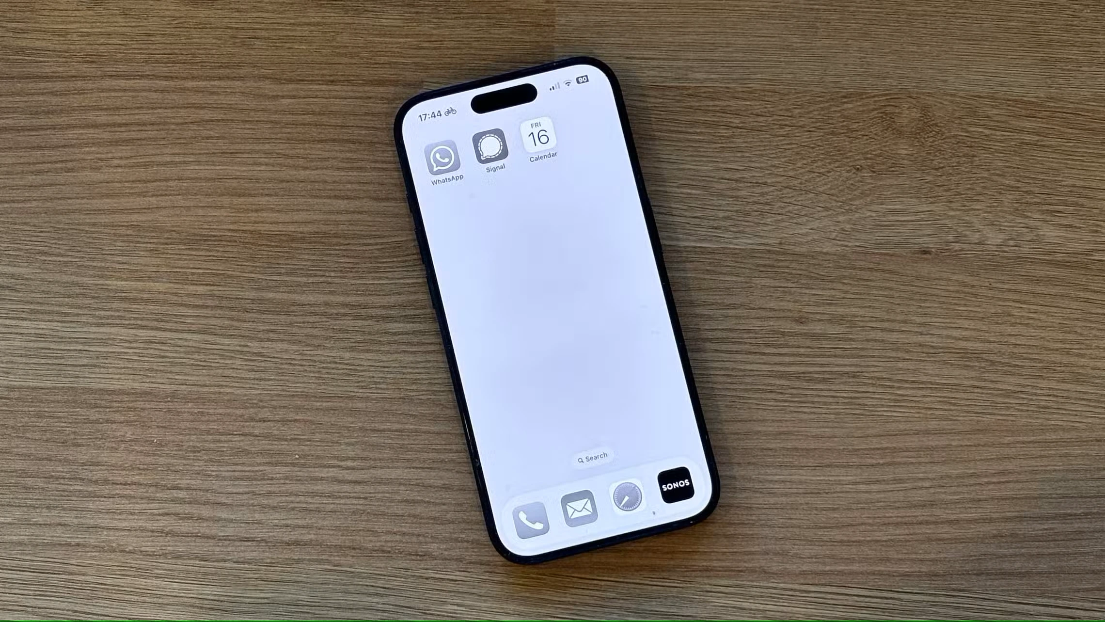 گوشی ایفون در حالت خاکستری