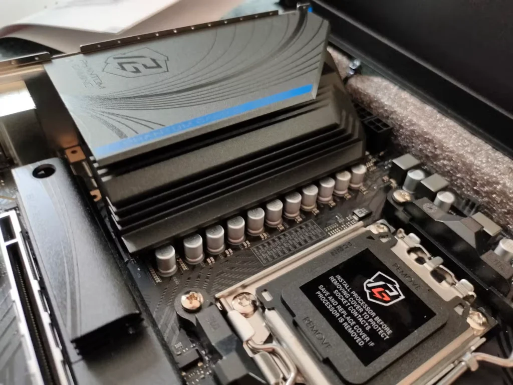 یک هیت سینک که VRMهای مادربرد AsRock B650M PG Riptide را پوشش میدهد.