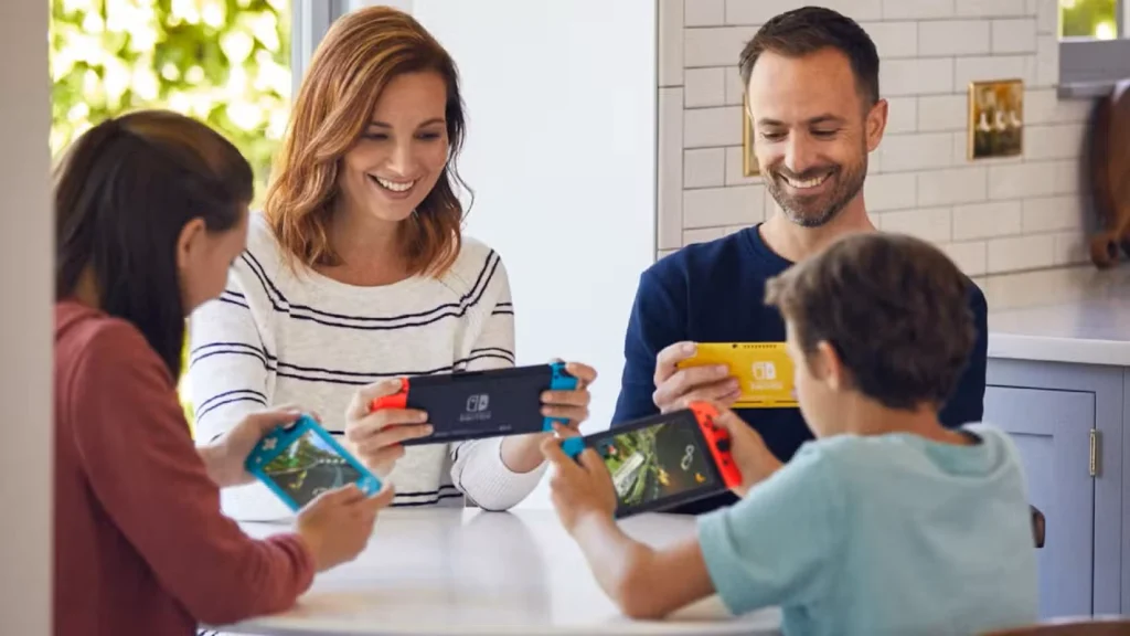خانوادهای که با هم روی کنسولهای نینتندو سوییچ خود بازی میکنند.