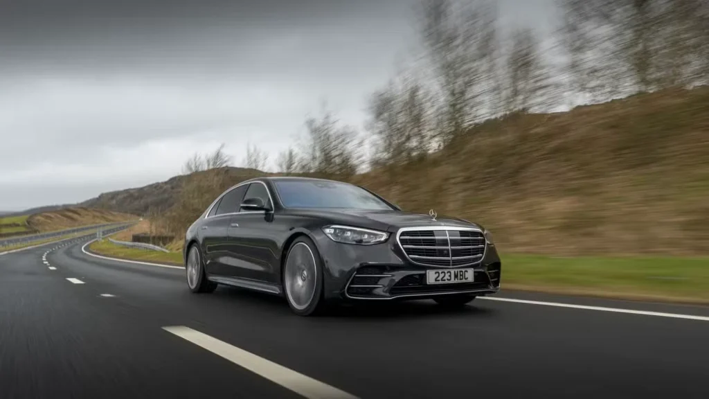 نمای سه چهارم جلو از یک مرسدس بنز کلاس S مدل ۲۰۲۵
مرسدس بنز