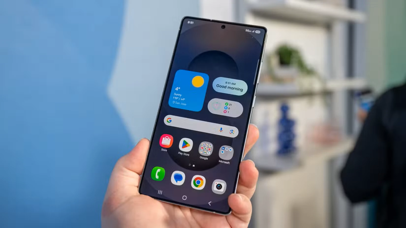 شخصی که گوشی سامسونگ گلکسی S25 اولترا را در دست دارد و به صفحه نمایش نگاه می‌کند.