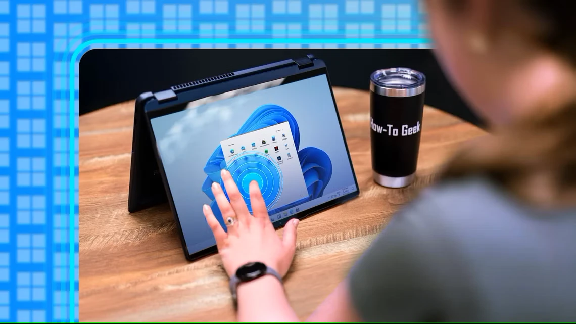 شخصی در حال کار با ویندوز