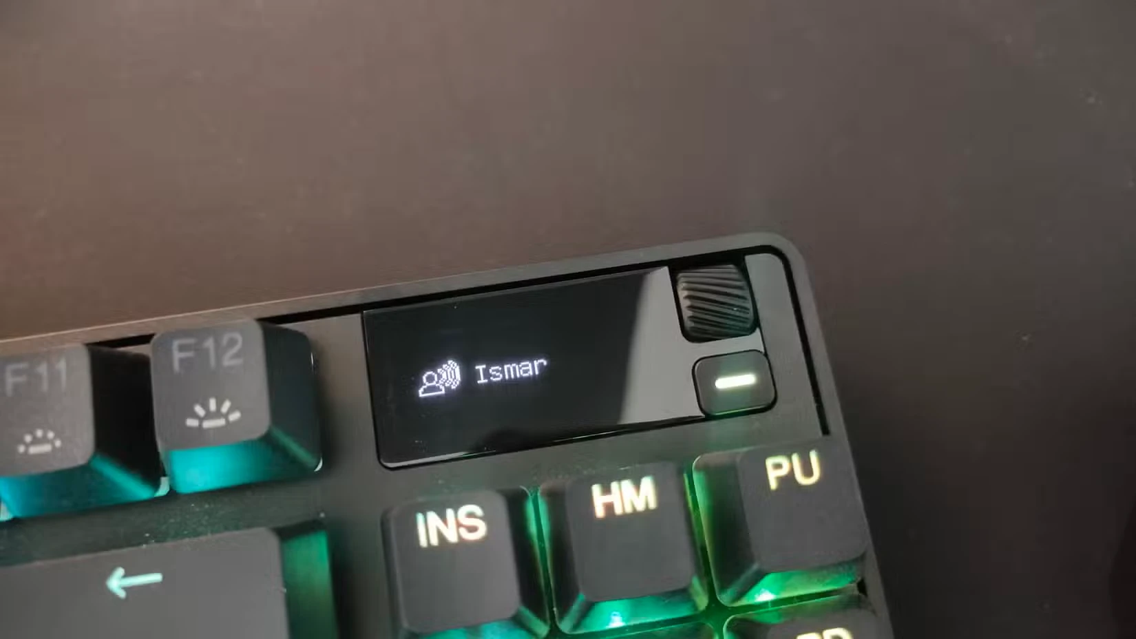 کیبورد SteelSeries Apex Pro TKL Wireless Gen 3 با صفحه نمایشی که شخصی به نام "Ismar" را در حال صحبت در Discord نشان می‌دهد.