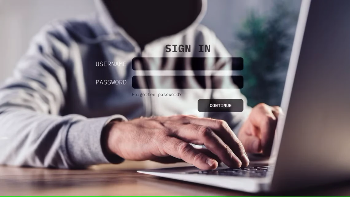 شخصی هکر با لپ تاپ