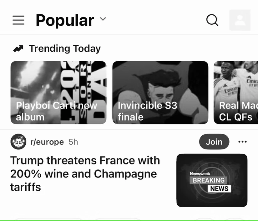 صفحه اول ردیت روی آیفون با رنگ خاکستری.