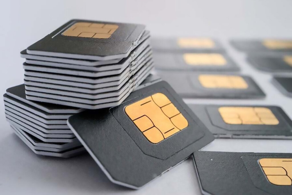 تعدادی سیم کارت روی میز