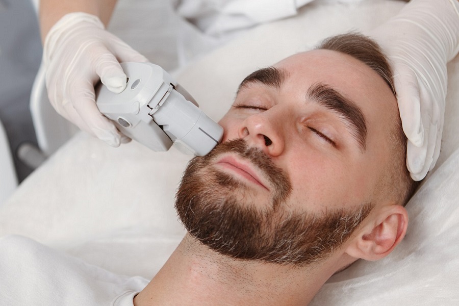 اپراتور لیزر در حال انجام کار